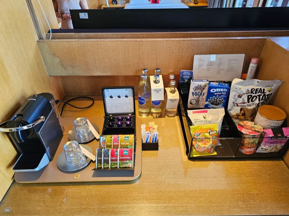 Cafetière et eau gratuite dans le minibar