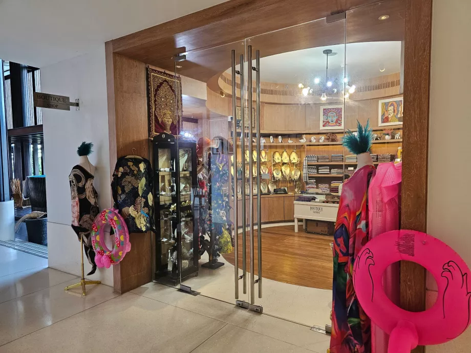 Boutique de souvenirs dans le hall de l'hôtel