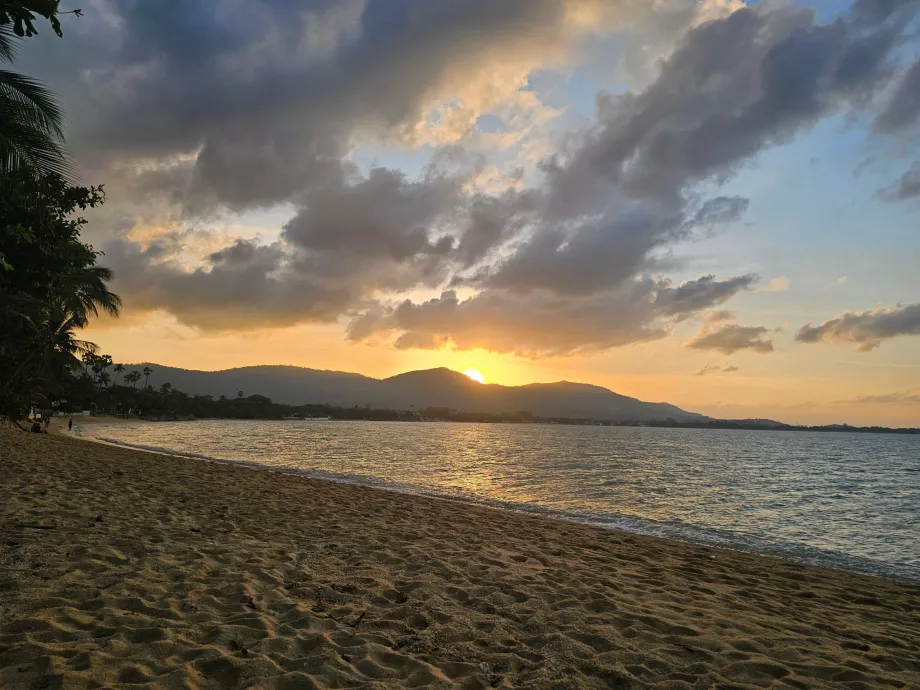 Coucher de soleil sur l'île - vue de la plage de l'hôtel