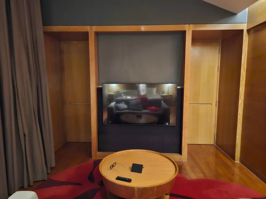 Pièce avec une porte fermée séparant le couloir et la salle de bains