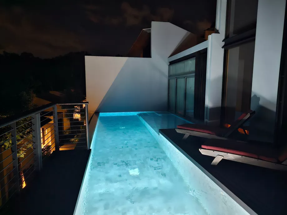 Piscine privée en soirée