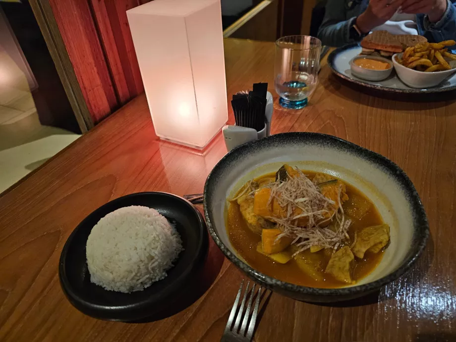 Dîner au restaurant de l'hôtel