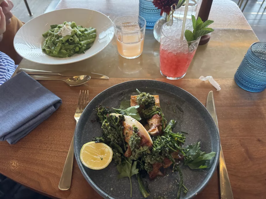 Nourriture dans le restaurant Peak