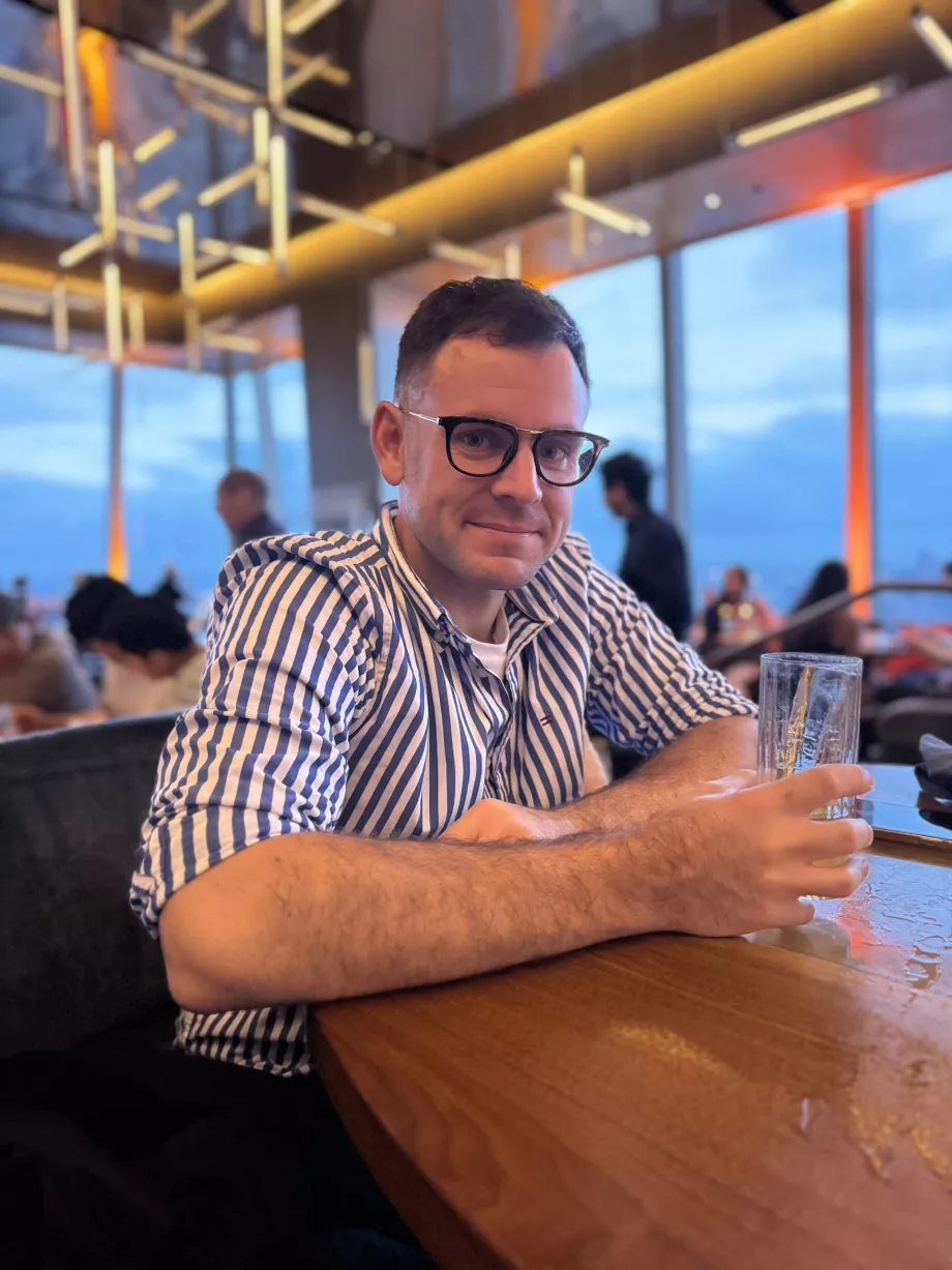 Moi au restaurant Peak