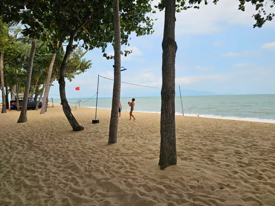 Terrain de beach-volley sur la plage de l'hôtel