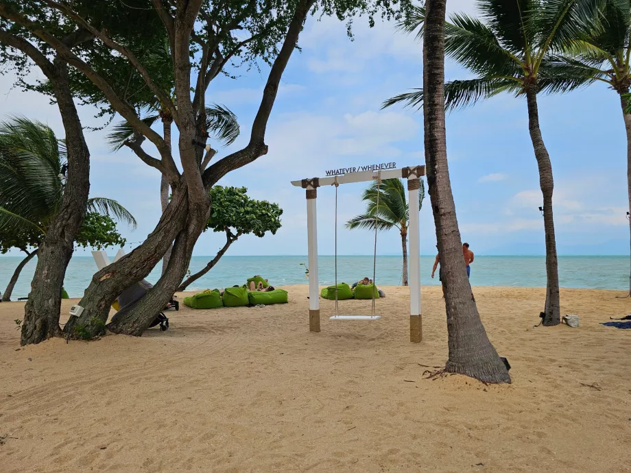 Balançoire sur la plage de l'hôtel