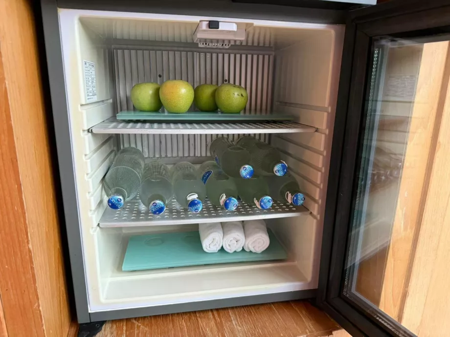 Eau, serviettes et pommes gratuites dans la salle de sport