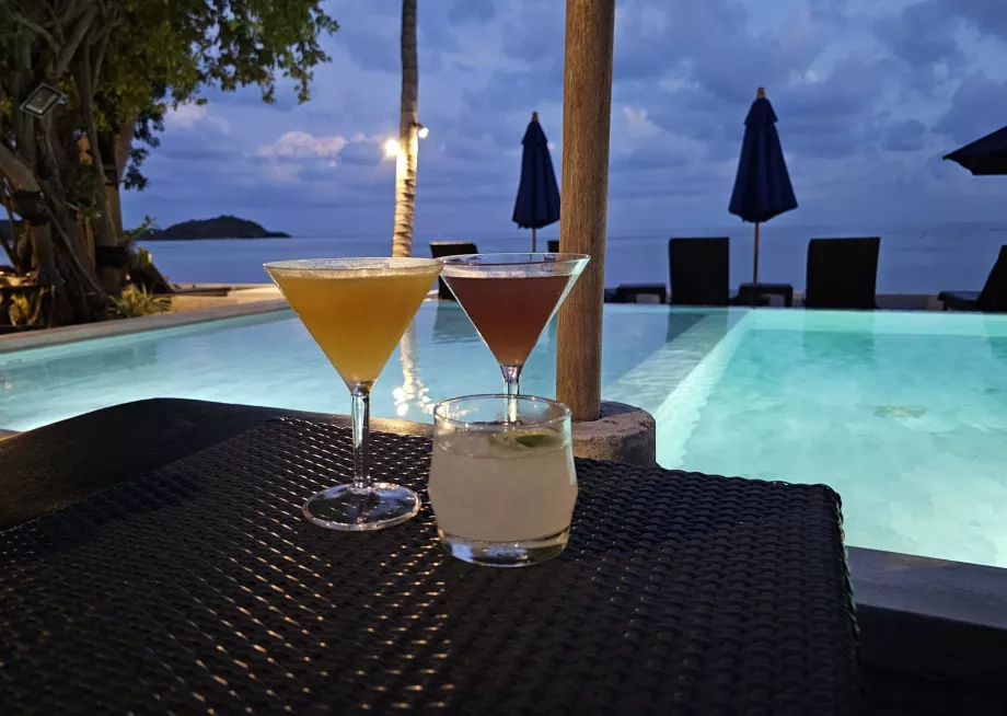 Boissons au bord de la piscine