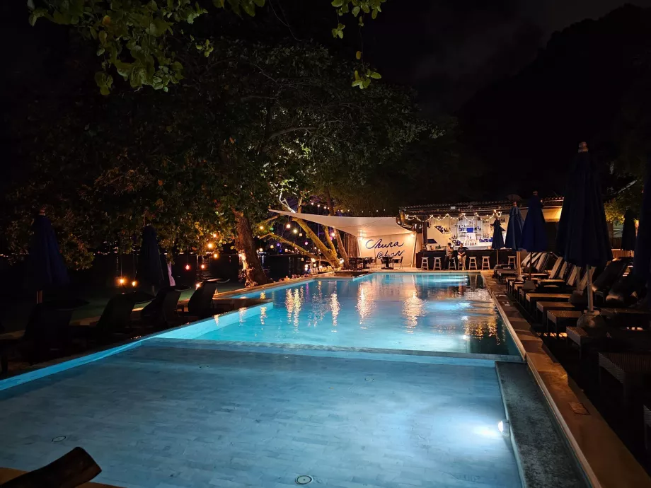 Piscine de l'hôtel la nuit