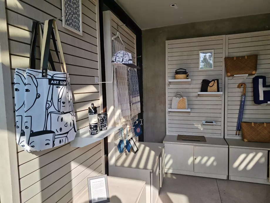 Petite boutique de souvenirs à la réception