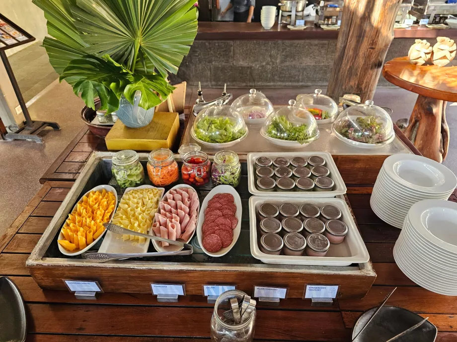 Petit-déjeuner - jambon, fromage et légumes