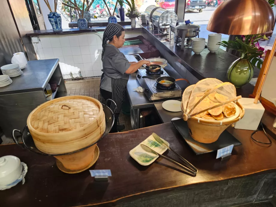 Petit-déjeuner - crêpes et préparation d'œufs