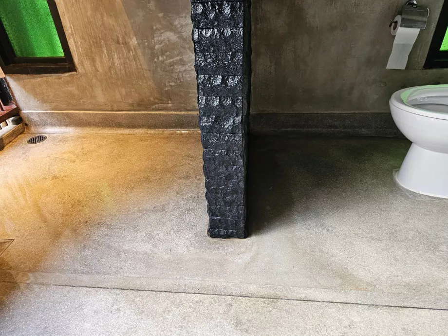 L'eau de la douche coule dans les toilettes