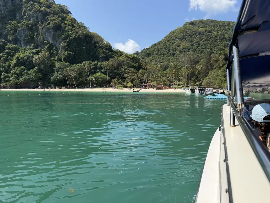 Atterrissage sur la plage de Koh Wua Ta Lap