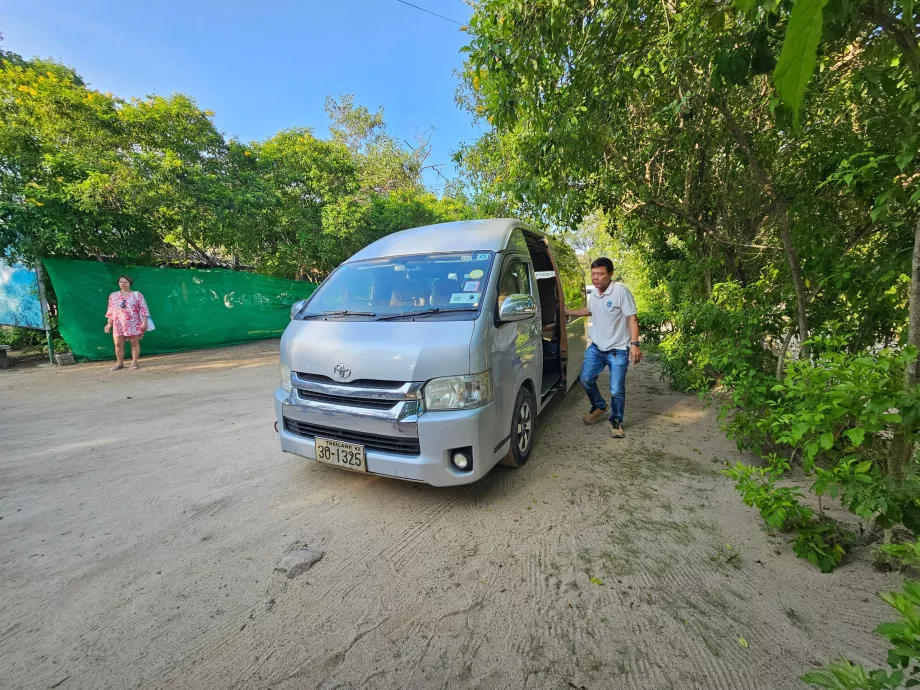 Minivan pour le transfert de l'hôtel à l'embarcadère