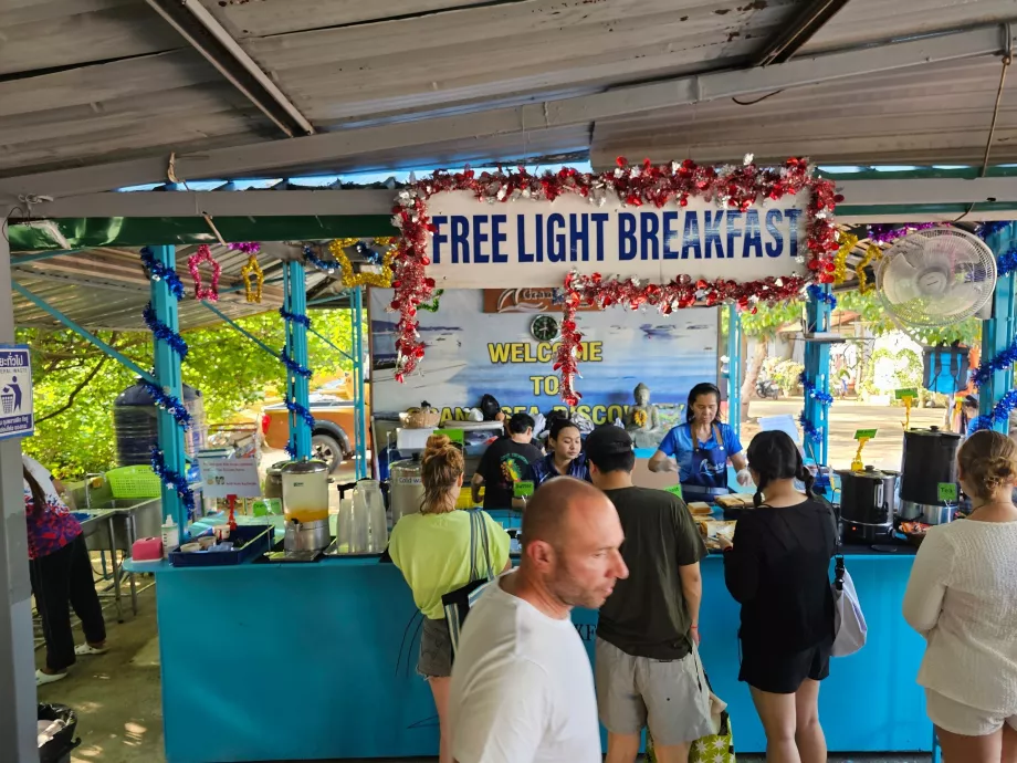 Petit déjeuner léger gratuit avant le départ