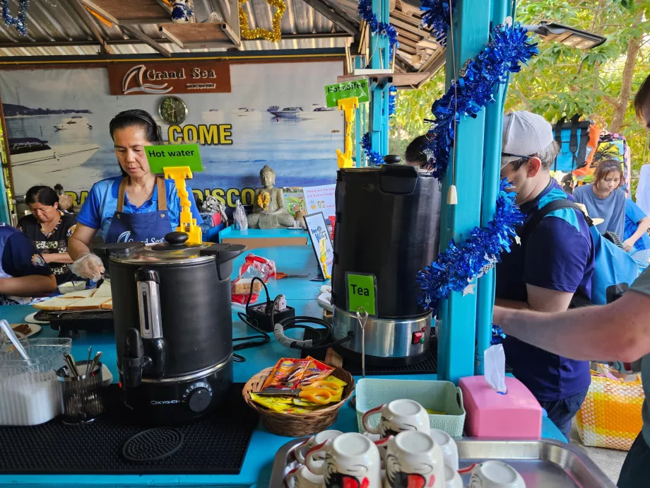 Petit déjeuner léger gratuit avant le départ
