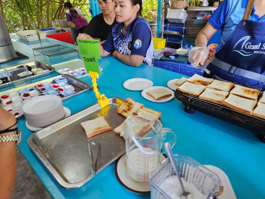 Petit déjeuner léger gratuit avant le départ