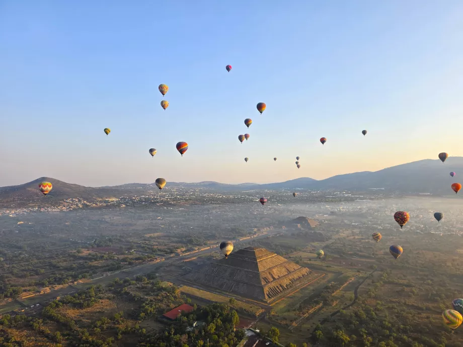 Vol en montgolfière au-dessus des pyramides de Teotihuacán