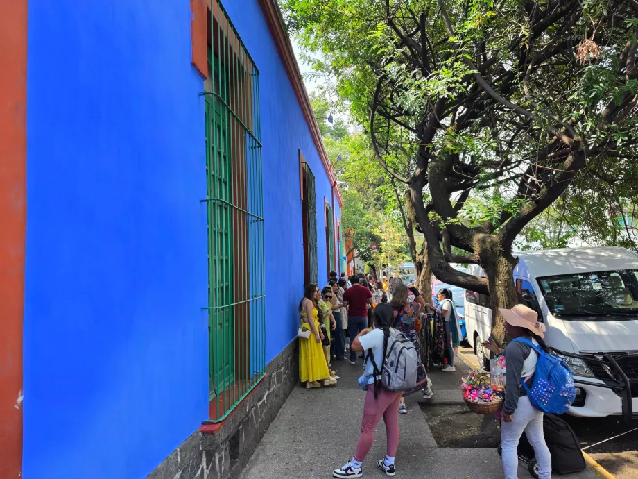 File d'attente devant le musée Frida Kahlo