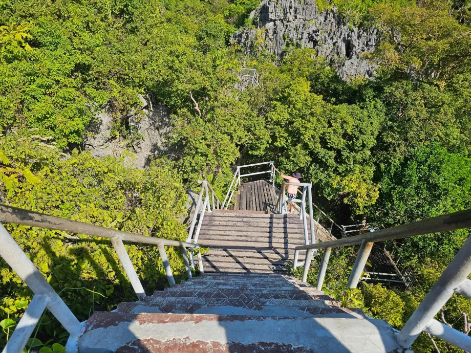 Escalier vers le lac Emeraude
