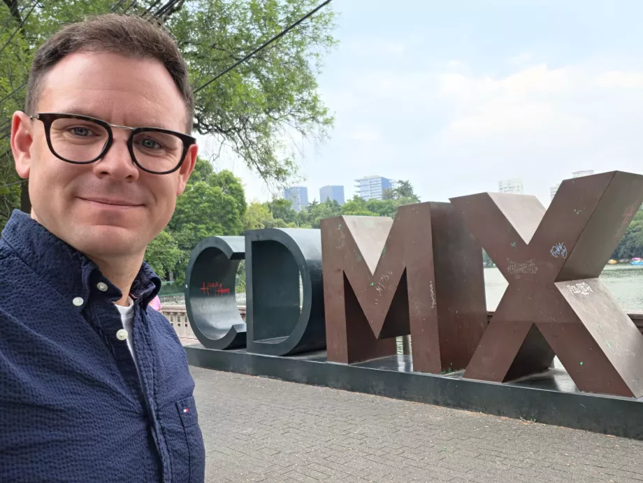 Moi devant le panneau "CDMX".