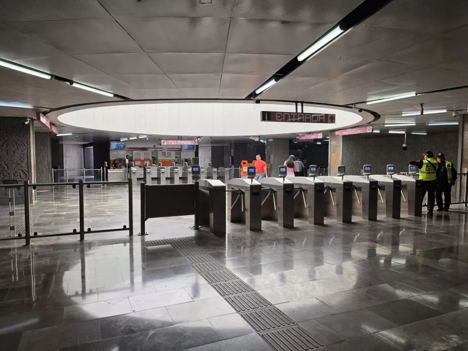Entrée de la gare par les tourniquets
