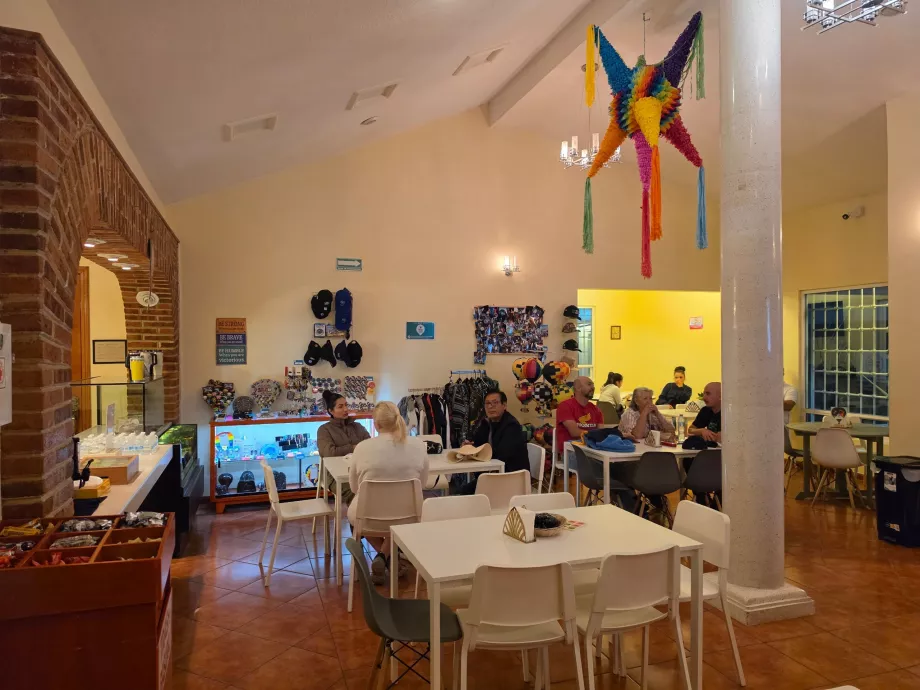 Réception et salle à manger avant le départ
