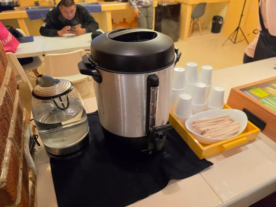 Eau chaude gratuite pour le thé