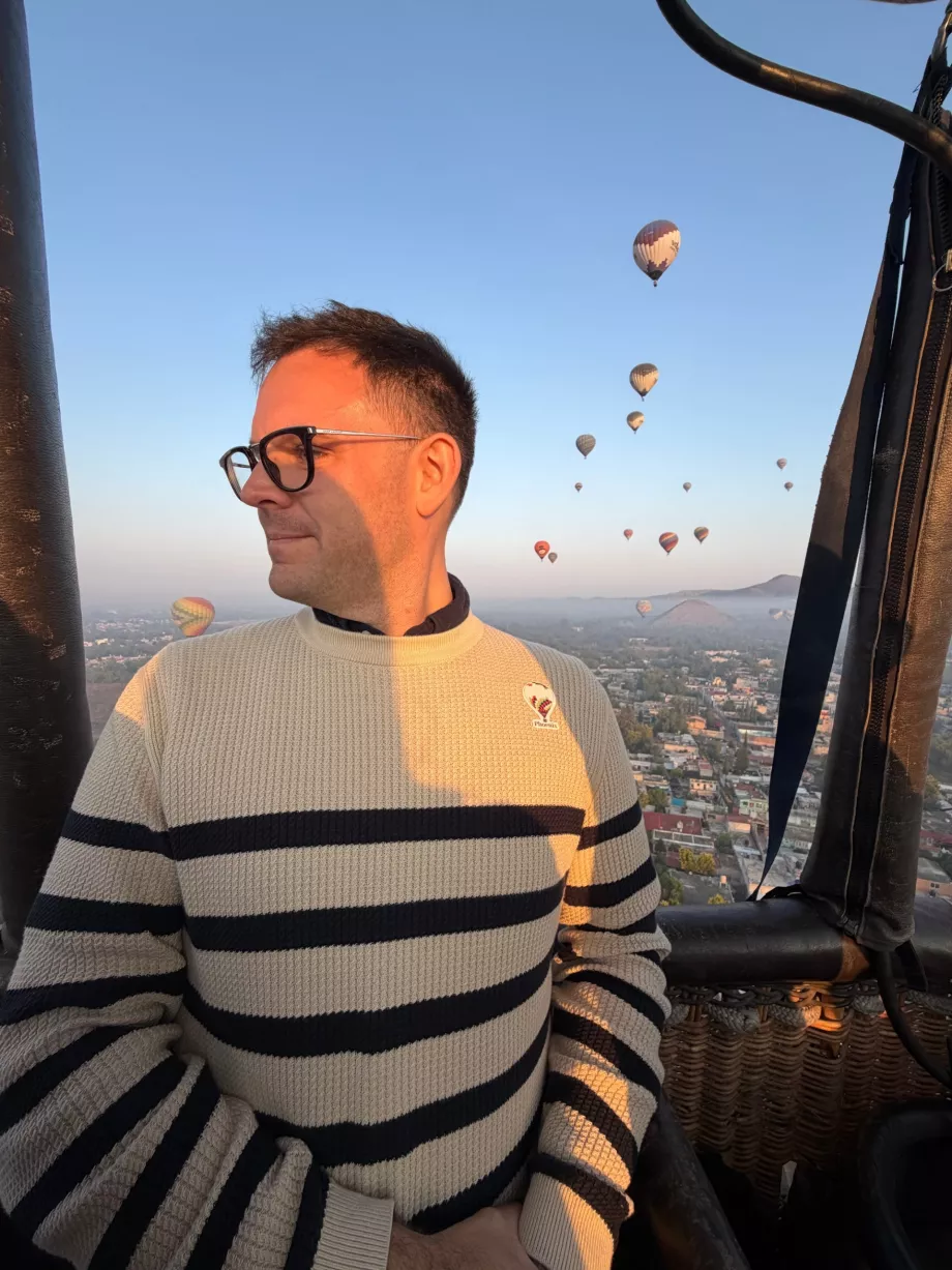 Moi en ballon au-dessus des pyramides