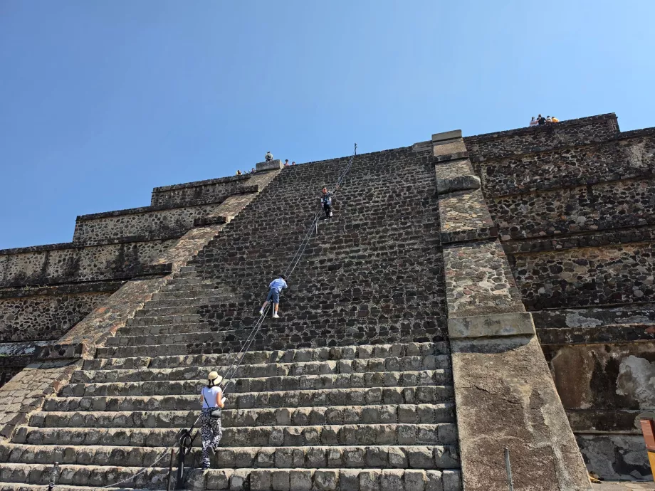 L'ascension de la pyramide de la Lune