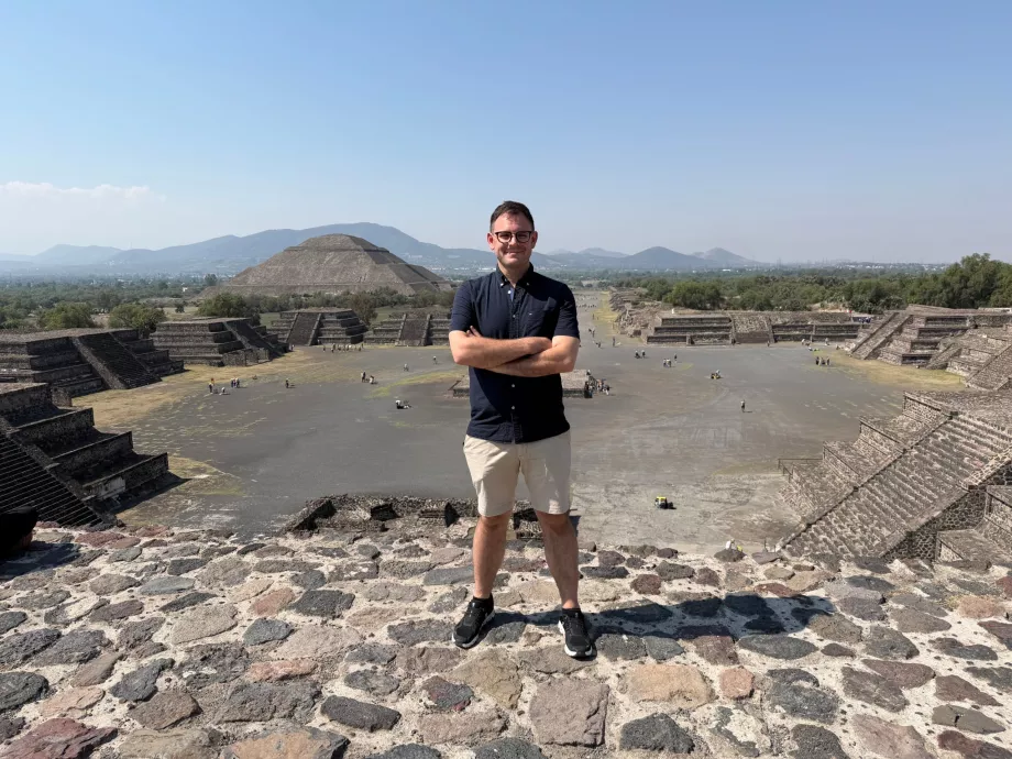 Moi debout sur la pyramide de la Lune