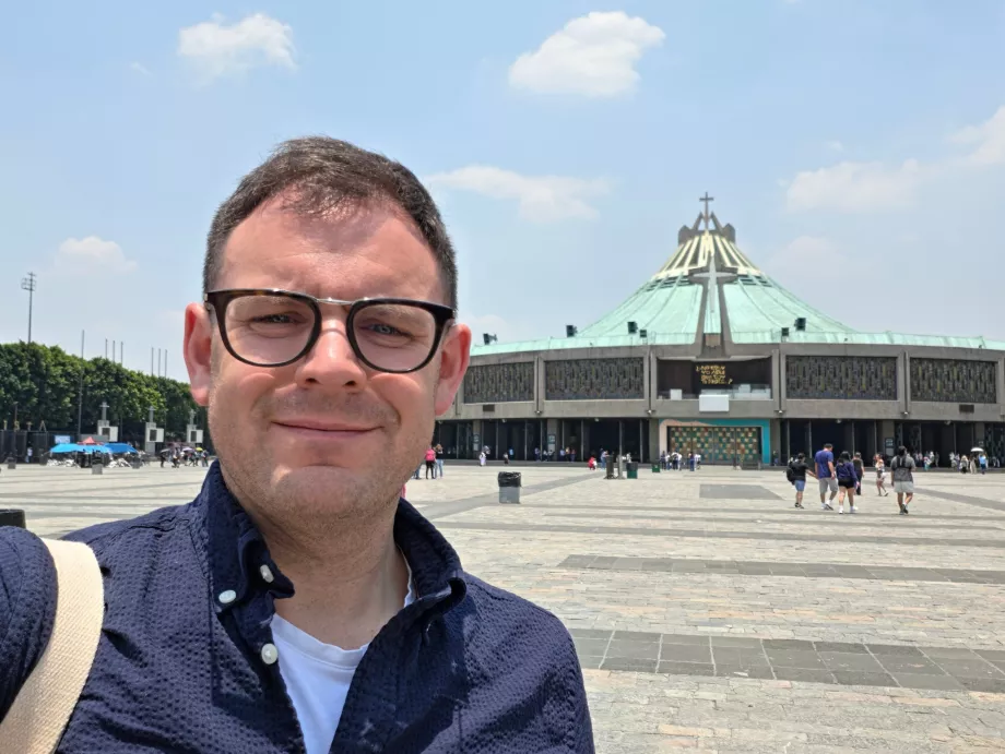 Moi devant la basilique de Guadalupe
