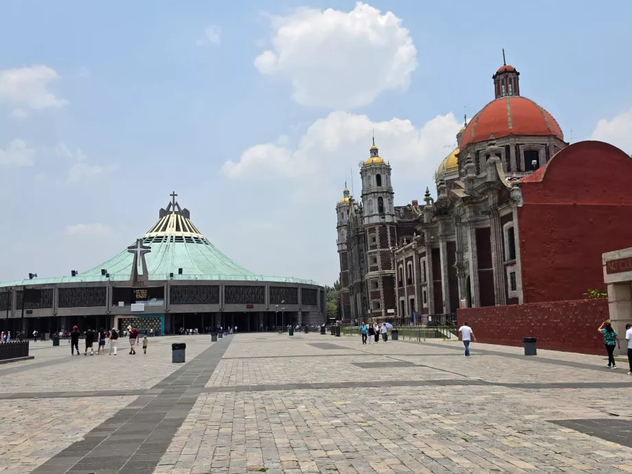 Place devant la basilique de Guadalupe