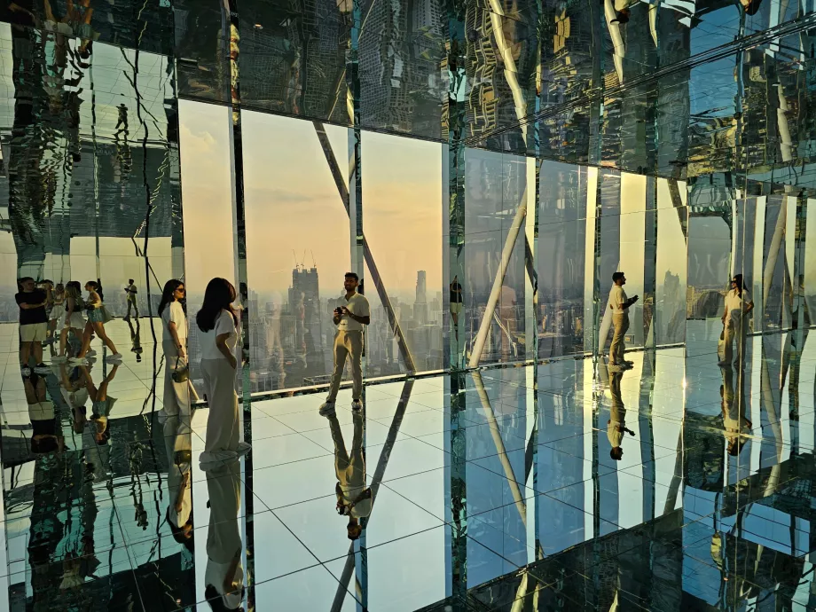 Akara Sky Hanuman - Reflet de Bangkok