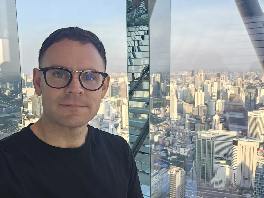 Akara Sky Hanuman - Moi dans la chambre Réflexion Bangkok