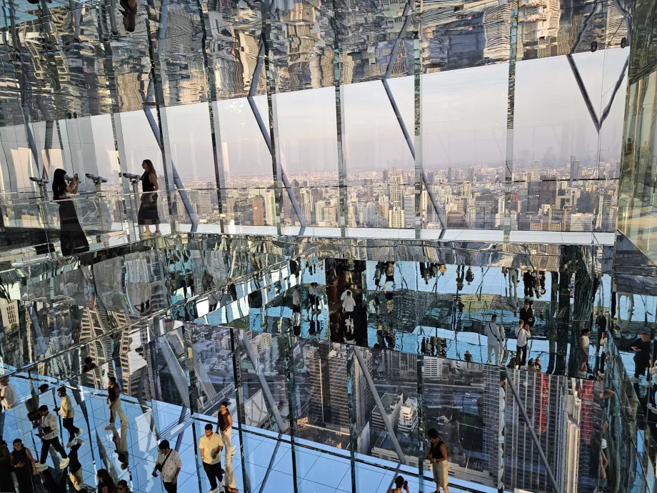 Akara Sky Hanuman - Reflet de Bangkok