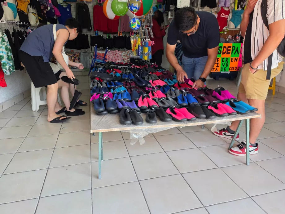 Ici, nous achetons des chaussures d'eau