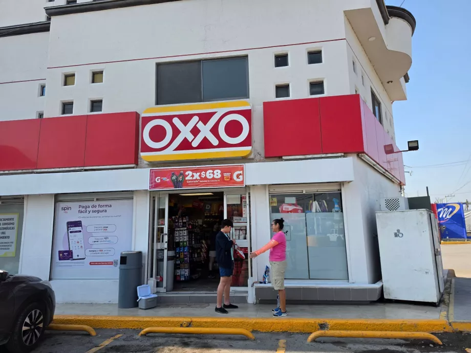 En face se trouve la supérette Oxxo.
