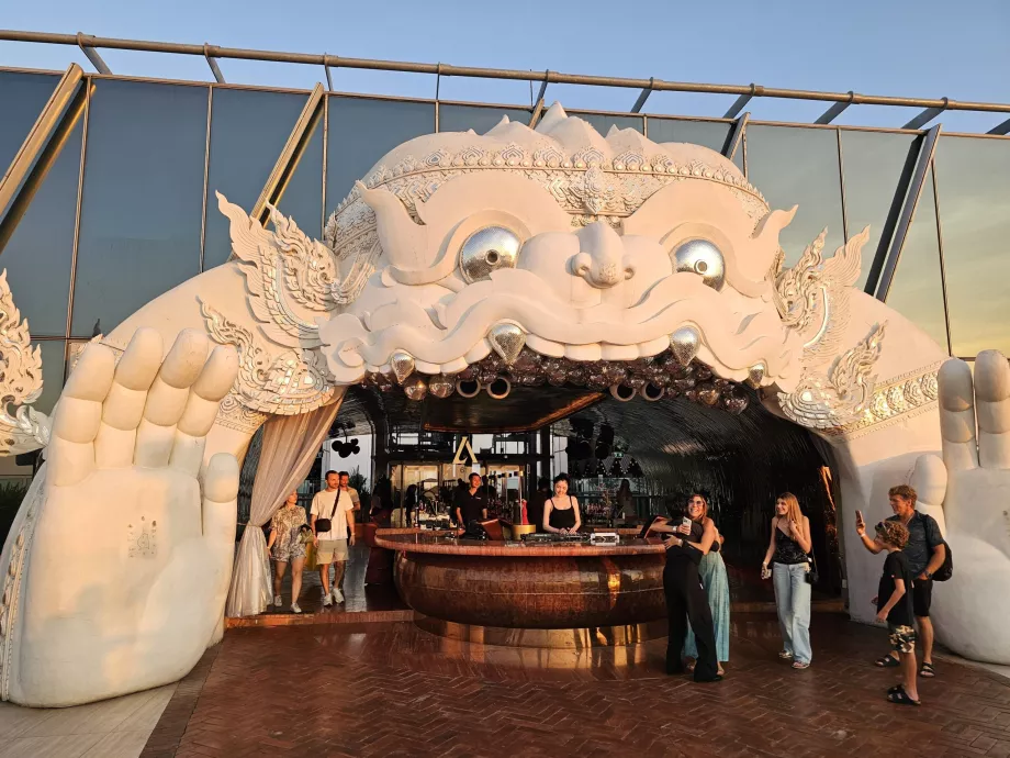 Akara Sky Hanuman - l'entrée emblématique de la terrasse