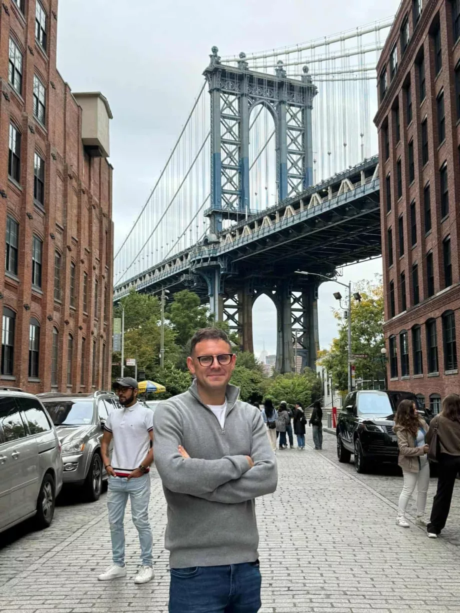 Moi sur Washington Street dans le quartier DUMBO