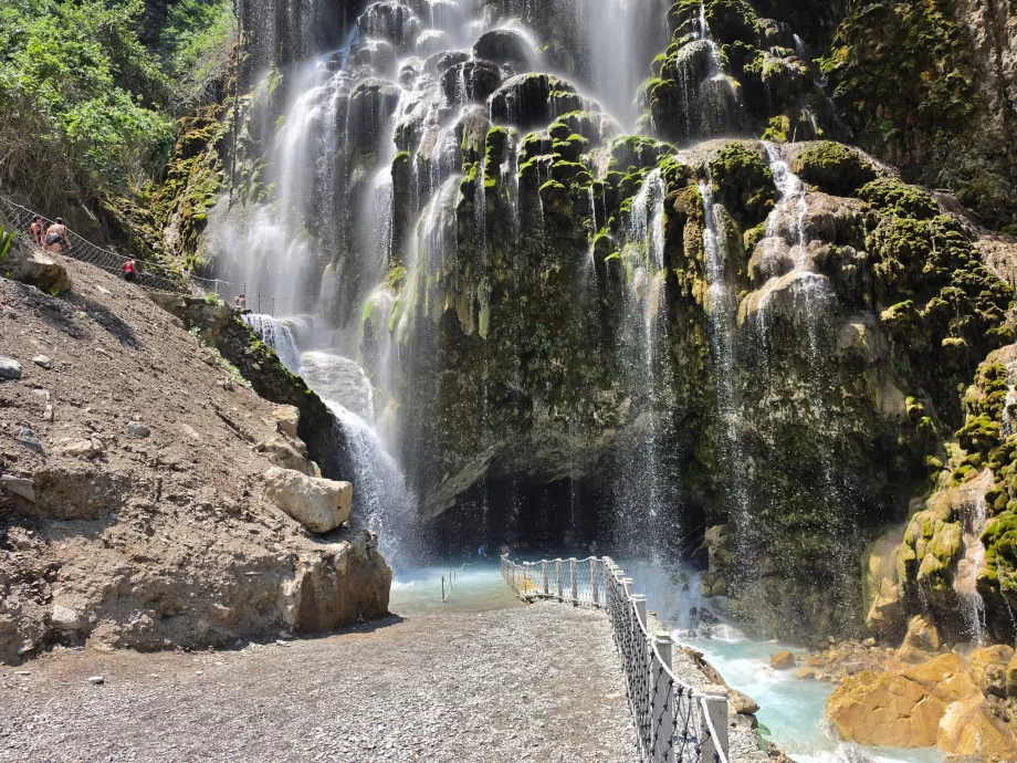 Cascade et entrée d'une grande grotte ouverte