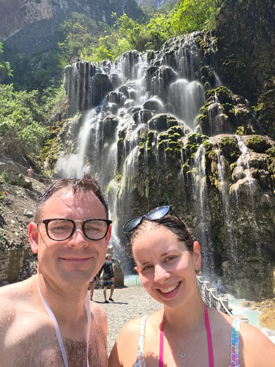 Nous devant la cascade de Tolantongo