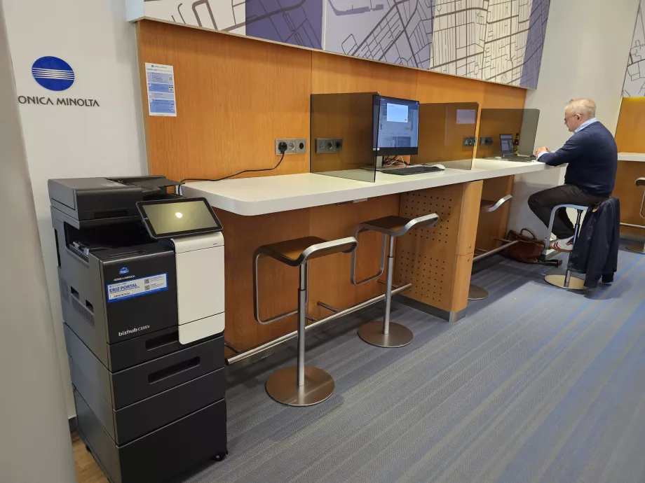 Un espace de travail et une imprimante