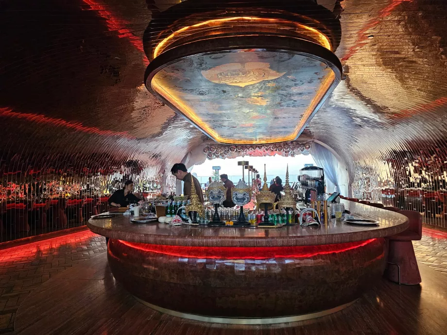 Bar sur le toit de l'Akara Sky Hanuman