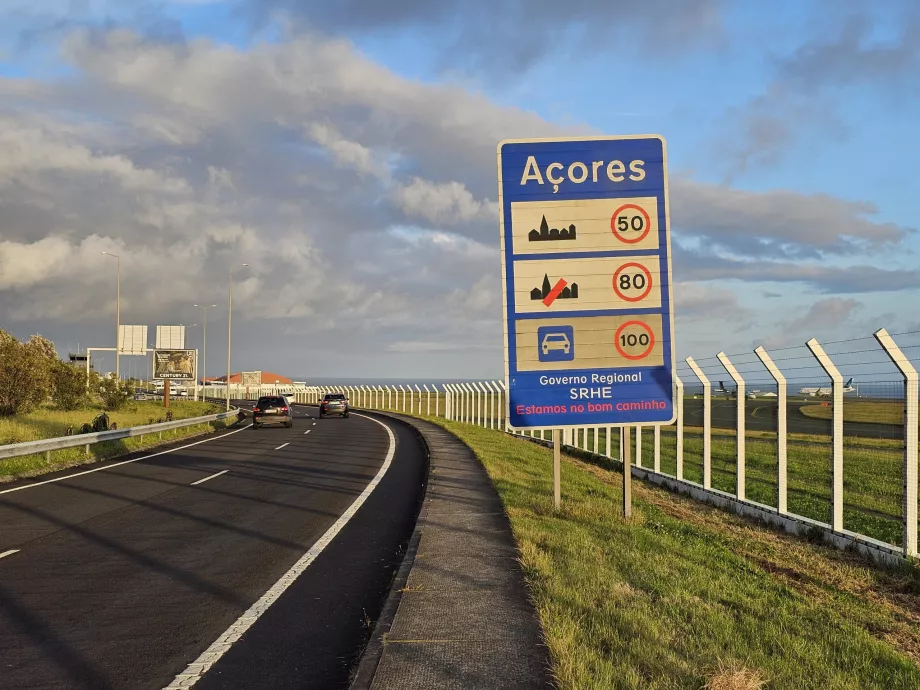 Location de voiture - panneau à la sortie de l'aéroport de Ponta Delgada