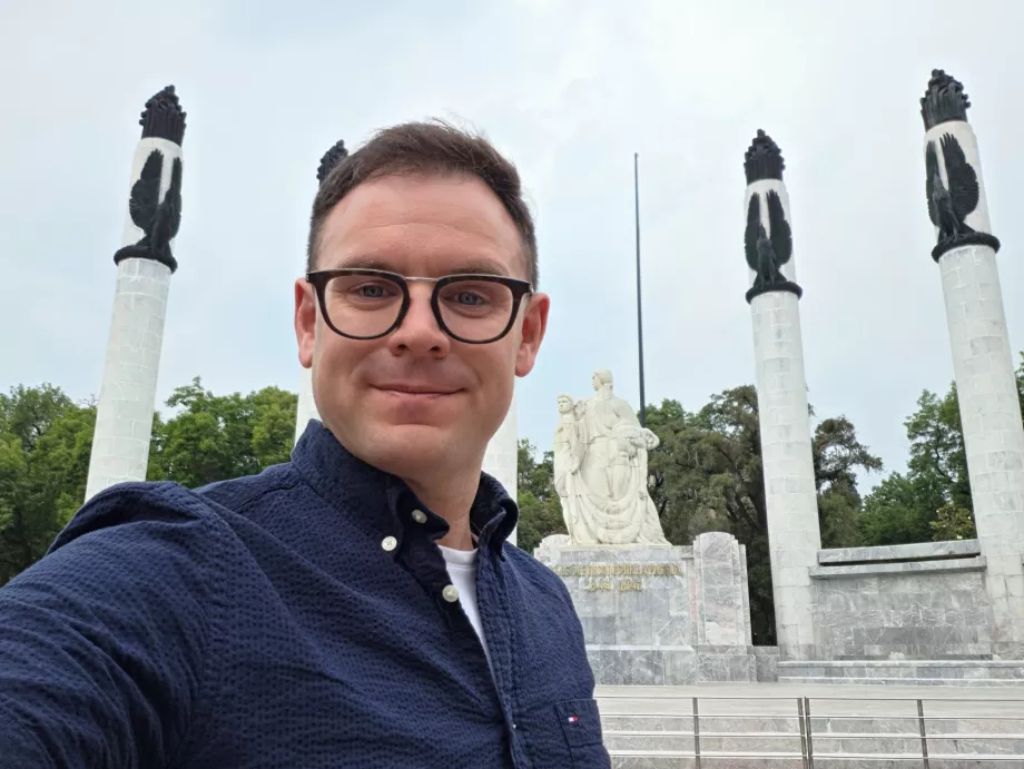 Moi au monument Altar a la Patria