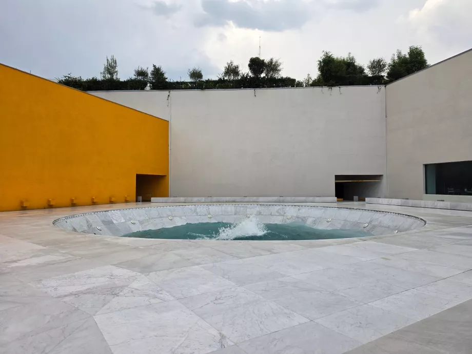 Fontaine devant l'hôtel