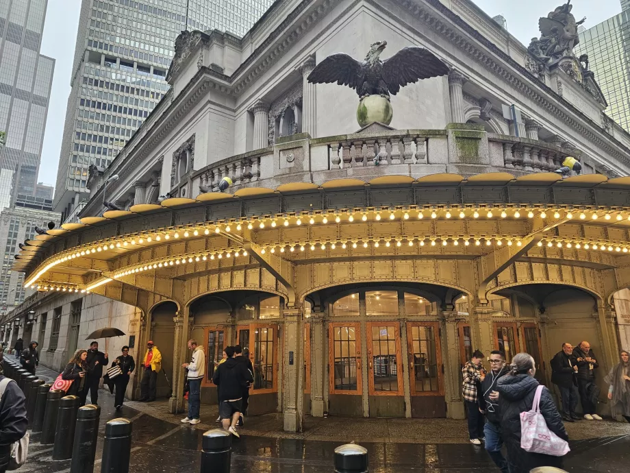Statue d'aigle au-dessus de l'entrée