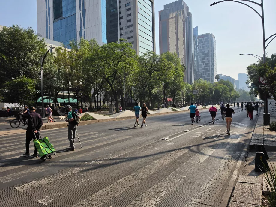 Une course à pied un dimanche matin le long de l'avenue Reforma